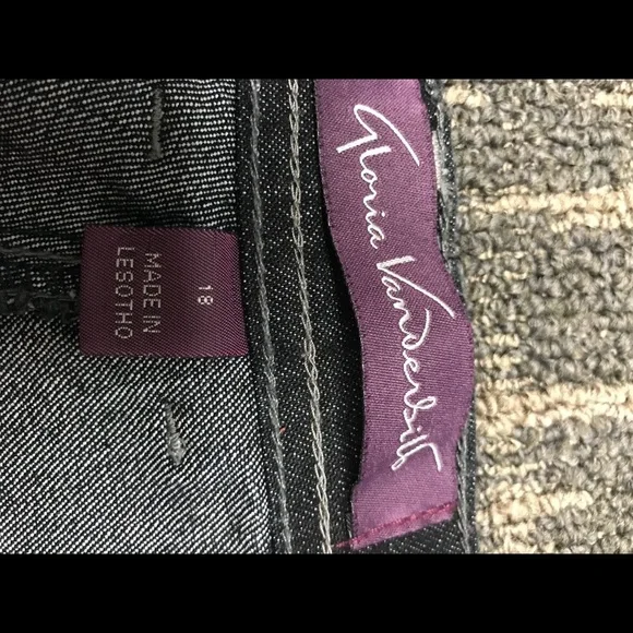 Gloria Vanderbilt - Picture 5 of 7